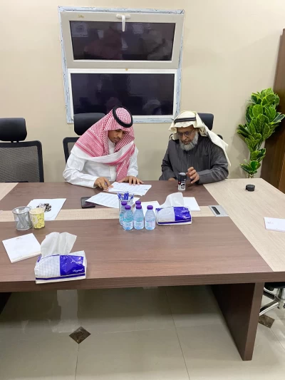 توقيع العقد مع المدير التنفيذي للجمعية أ. فهد الدريس